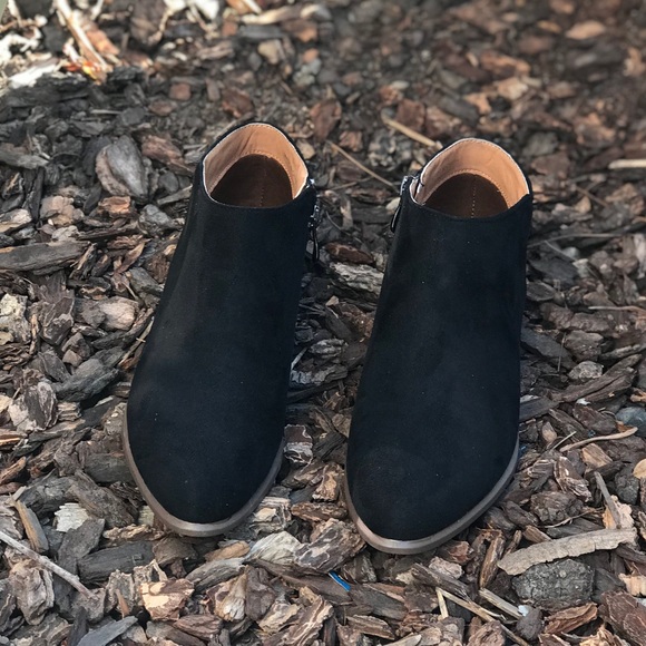 Western style low cut suede ankle booties - Picture 2 of 4